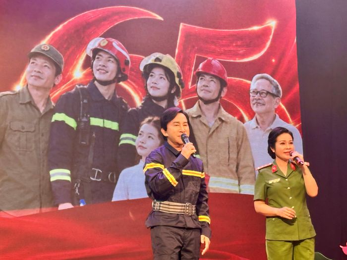 NSƯT Kim Tử Long và NSƯT Lê Hồng Thắm song ca cổ "Khát vọng" tặng các chiến sĩ PCCC và CNCH. Ảnh: Thanh Hiệp