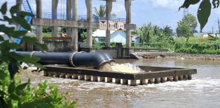  Trung tâm Quản lý khai thác công trình thủy lợi vận hành trạm bơm nước chống ngập trong vùng ngọt hóa xã Khánh Bình, tỉnh Cà Mau﻿ 
