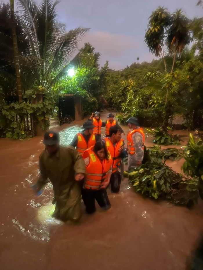  Ban Chỉ huy quân sự phường B'Lao hỗ trợ người dân di dời ra khỏi khu vực ngập nước, sáng 4-10 