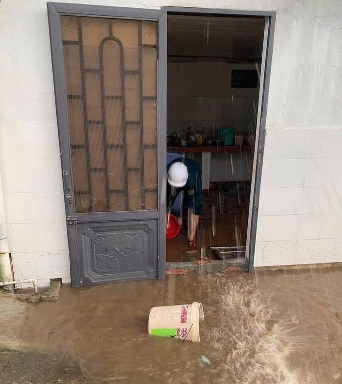  Lực lượng dân quân phường Lâm Viên – Đà Lạt hỗ trợ người dân dọn dẹp ngay sau khi nước rút 