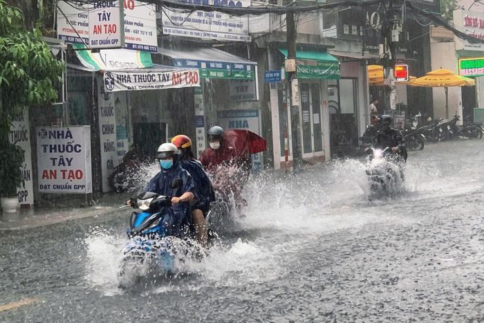  Đường Thạch Lam, phường Phú Thạnh, TPHCM ngập nước trong cơn mưa chiều nay. Ảnh: Quốc Hùng 