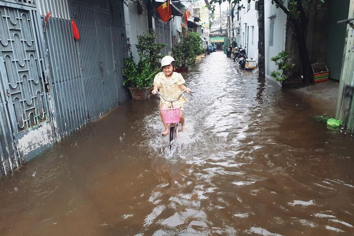  Nước tràn vào trong hẻm trên đường Gò Xoài, phường Bình Hưng Hòa, TPHCM. Ảnh: Kiên Cường 