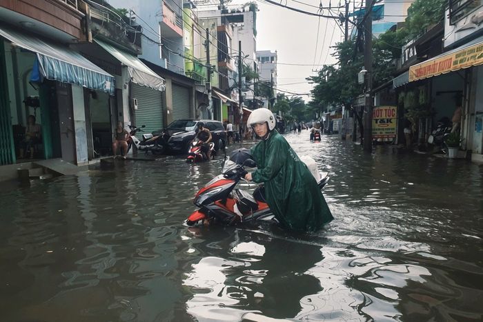  Tuyến đường 14, phường Bình Hưng Hòa, TPHCM ngập nặng, chiều 4-10. Ảnh: Kiên Cường 