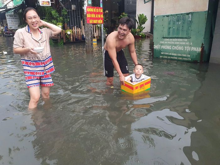  Một gia đình đưa con nhỏ vào thùng xốp di chuyển trên đường 14, phường Bình Hưng Hòa, TPHCM. Ảnh: Kiên Cường 