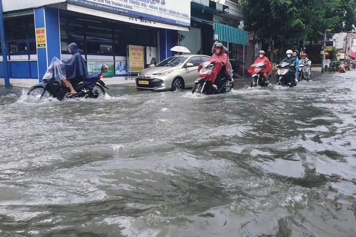  Nước dâng cao tại đường Gò Xoài, phường Bình Hưng Hòa, TPHCM, khiến người dân di chuyển khó khăn. Ảnh: Kiên Cường 