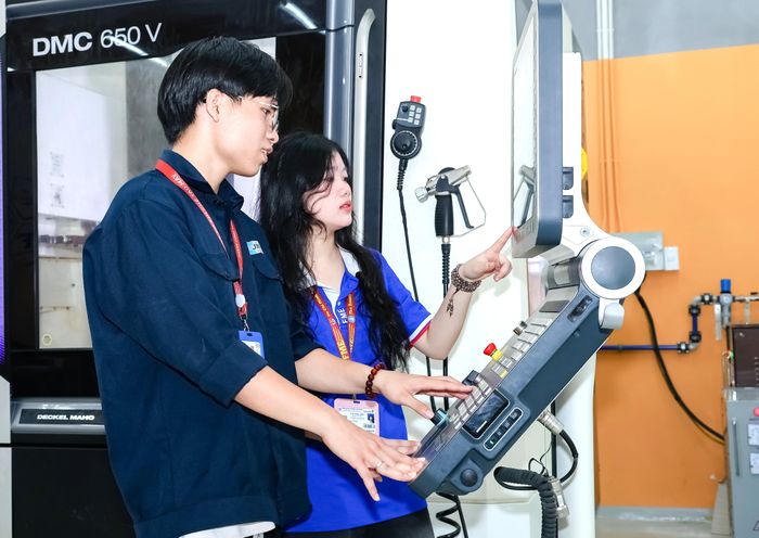  Sinh viên Khoa Cơ khí chế tạo máy Trường ĐH Công nghệ Kỹ thuật TPHCM học thực hành tại phòng thí nghiệm - Ảnh: THANH HÙNG 