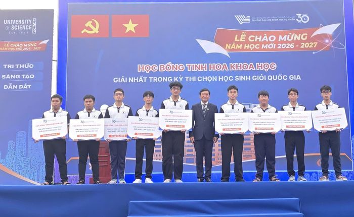  Trường ĐH Khoa học Tự nhiên (ĐHQG TPHCM) trao học bổng Tinh hoa khoa học cho các tân sinh viên trúng trong kỳ tuyển sinh đại học năm 2026 - Ảnh: THANH HÙNG 