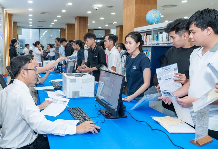  Hình - Tân sinh viên làm thủ tục nhập học tại Trường ĐH Công thương TPHCM - ẢNH: THANH HÙNG 