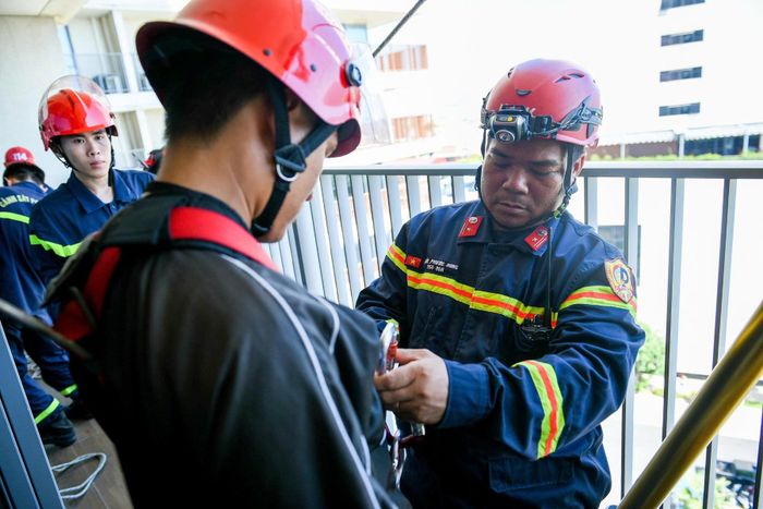  Cảnh sát PCCC và CNCH kiểm tra, hướng dẫn người dân kỹ thuật thắt dây an toàn, chuẩn bị cho các tình huống thoát nạn từ trên cao 