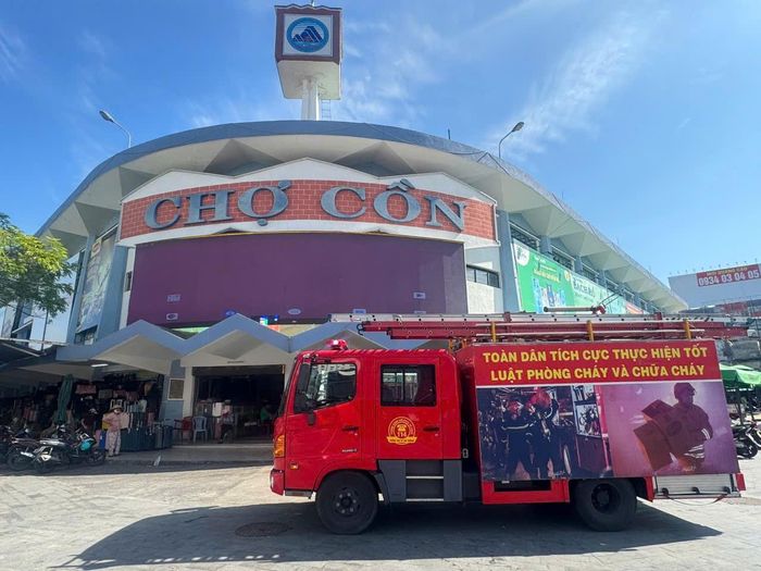  Xe chữa cháy chuyên dụng với hệ thống loa phát thanh tuyên truyền lưu động đi qua các tuyến phố, mang thông điệp an toàn PCCC đến gần hơn với người dân 