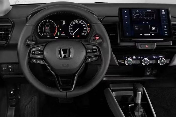 City Hatchback RS là phiên bản cao cấp nhất của dòng hatchback. Xe được bổ sung nhiều chi tiết ngoại thất màu đen như nóc xe, gương chiếu hậu và ăng-ten vây cá mập. Bộ mâm hợp kim 16 inch tối màu, logo RS và chi tiết hoàn thiện ống xả cũng tạo điểm nhấn riêng.