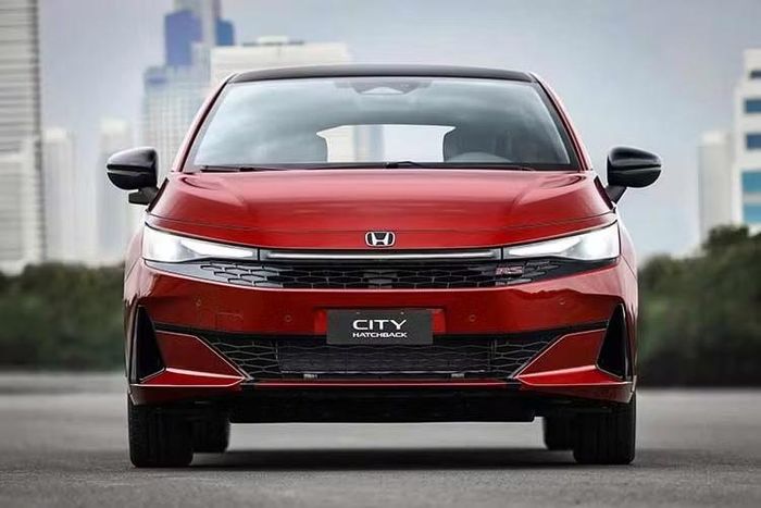 Honda City Hatchback có chiều dài khoảng 4,36 m, khoang hành lý 268 lít. Bản sedan dài khoảng 4,58 m, với dung tích khoang hành lý 519 lít. Hai biến thể có cùng chiều rộng 1,74 m và chiều dài cơ sở 2,60 m. Tại thị trường Brazil, City 2027 có giá khởi điểm từ 117.700 real Brazil (tương đương 586 triệu đồng).