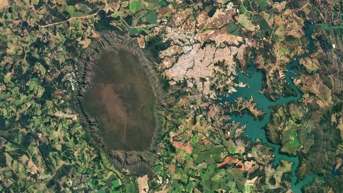 Serra de Caldas dài khoảng 20 km, rộng 12 km và có thể đã ít nhất 600 triệu năm tuổi. (Ảnh: Landsat 9)
