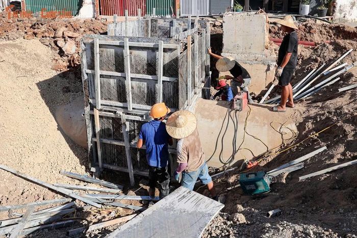 Trước đó, ông Nguyễn Trọng Đông, Phó Bí thư Thường trực Thành ủy Hà Nội, yêu cầu các đơn vị liên quan phối hợp chặt chẽ, tổ chức thi công khoa học, phấn đấu thông xe kỹ thuật tuyến đường vào dịp kỷ niệm Ngày Giải phóng Thủ đô 10/10.