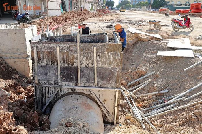 Đối với đoạn từ khu đô thị mới Dịch Vọng đến đường Dương Đình Nghệ, khối lượng thi công đã đạt hơn 80%. Hệ thống thoát nước mưa và nước thải cơ bản hoàn thành.