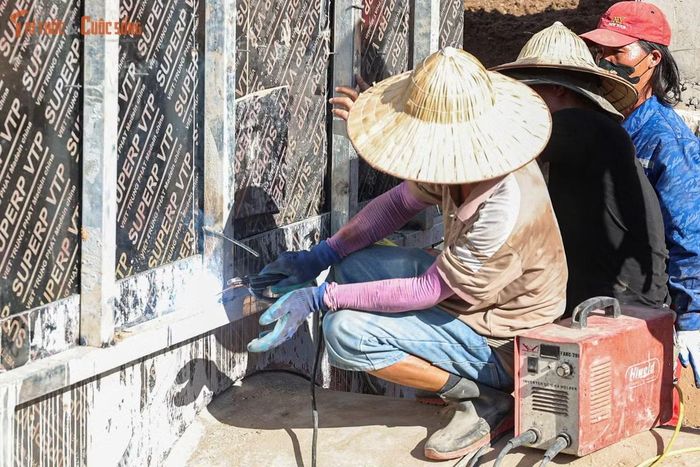 Dưới thời tiết nắng nóng, không khí trên công trường diễn ra khẩn trương. Các nhà thầu đang tăng cường nhân lực, máy móc, hướng tới mục tiêu thông xe kỹ thuật toàn tuyến vào dịp 10/10.