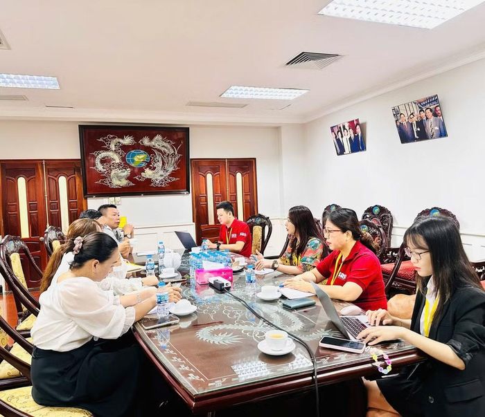 Đoàn làm việc tại Công ty TNHH Xã hội Tôm chứng nhận Minh Phú