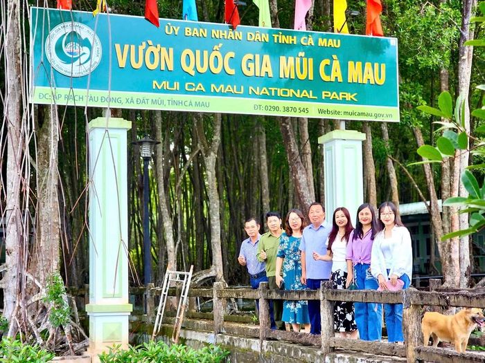 Đoàn chụp ảnh lưu niệm cùng đồng chí Lê Văn Dũng - Giám đốc Vườn Quốc gia Mũi Cà Mau nhân chuyến thăm và làm việc