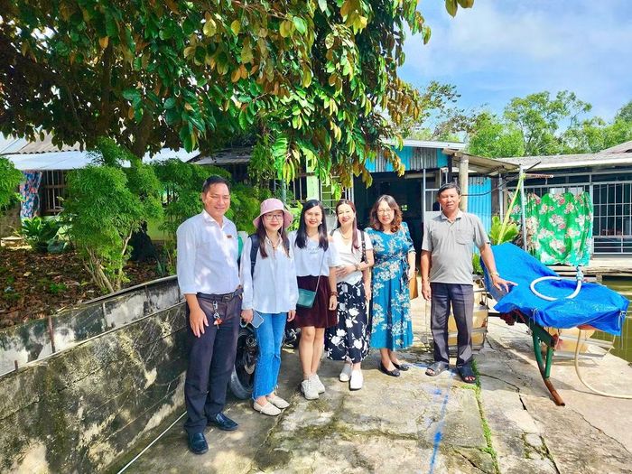 Đoàn đến thăm thực tế, trao đổi với hộ dân tham gia mô hình nuôi trồng thủy sản bền vững dưới tán rừng ngập mặn tại xã Đất Mũi