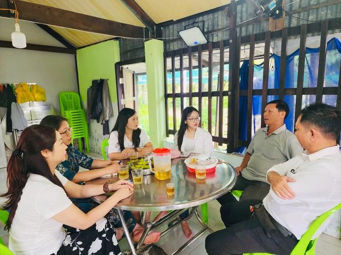 Đoàn đến thăm thực tế, trao đổi với hộ dân tham gia mô hình nuôi trồng thủy sản bền vững dưới tán rừng ngập mặn tại xã Đất Mũi