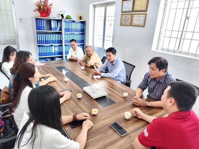Đoàn trao đổi với đại diện hộ gia đình tham gia dự án