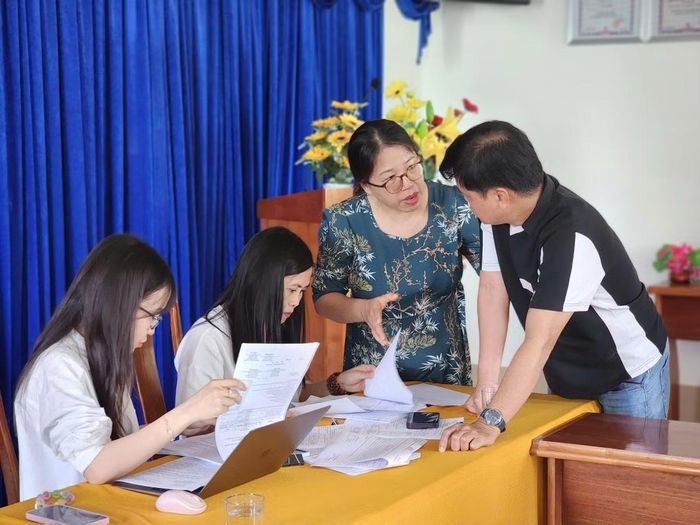 Đoàn làm việc với Ban Quản lý Rừng phòng hộ Đất Mũi