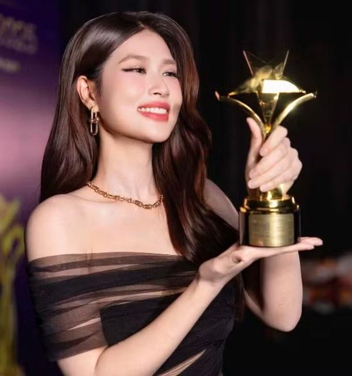 Thiên Ân còn nhận được sự ghi nhận qua giải thưởng Nữ diễn viên được yêu thích nhất tại Ngôi Sao Xanh lần thứ 12. Những dấu mốc này góp phần giúp cô có thêm động lực theo đuổi con đường diễn xuất thay vì chỉ xuất hiện với tư cách một hoa hậu trong các hoạt động giải trí. Ảnh: FB Đoàn Thiên Ân