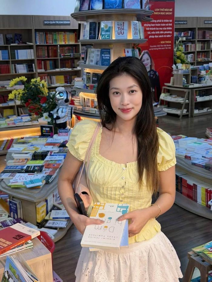 Đời thường, Thiên Ân hướng đến phong cách trẻ trung và nhẹ nhàng. Người đẹp dành thời gian cho yoga, đi nhà sách, chăm sóc thú cưng và tận hưởng những khoảng thời gian riêng. Đáng chú ý, tháng 7/2026, cô chia sẻ đã mua được căn nhà đầu tiên tại TP.HCM sau bốn năm hoạt động nghệ thuật. Ảnh: FB Đoàn Thiên Ân
