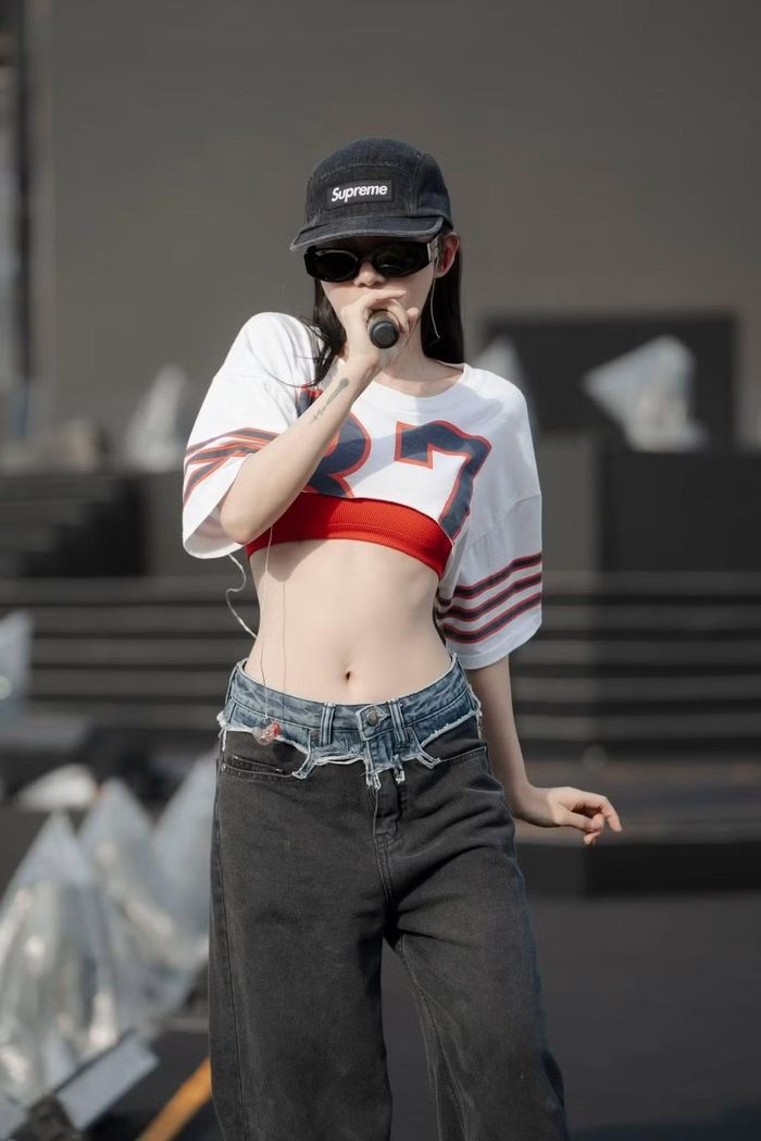 Nhiều năm hoạt động trong showbiz, LyLy vẫn duy trì hình ảnh thời trang tươi trẻ và nữ tính. Thay vì chạy theo những xu hướng quá cầu kỳ, cô thường ưu tiên trang phục có phom dáng gọn gàng, phù hợp với tỷ lệ cơ thể. Ảnh: FB Nguyễn Hoàng Ly