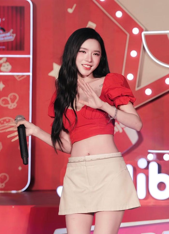 Bên cạnh những set đồ đời thường, LyLy còn thường xuyên lựa chọn váy ngắn để tối ưu lợi thế chiều cao. Thiết kế có độ dài phù hợp giúp đôi chân trông thanh thoát hơn, đồng thời mang đến diện mạo trẻ trung cho nữ ca sĩ. Ảnh: FB Nguyễn Hoàng Ly