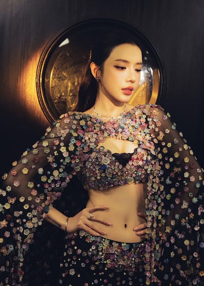 Crop top là một trong những thiết kế được LyLy đặc biệt yêu thích. Những mẫu áo ngắn vừa đủ để lộ vòng eo giúp nữ ca sĩ khoe lợi thế hình thể mà vẫn giữ được vẻ trẻ trung, năng động. Ảnh: FB Nguyễn Hoàng Ly