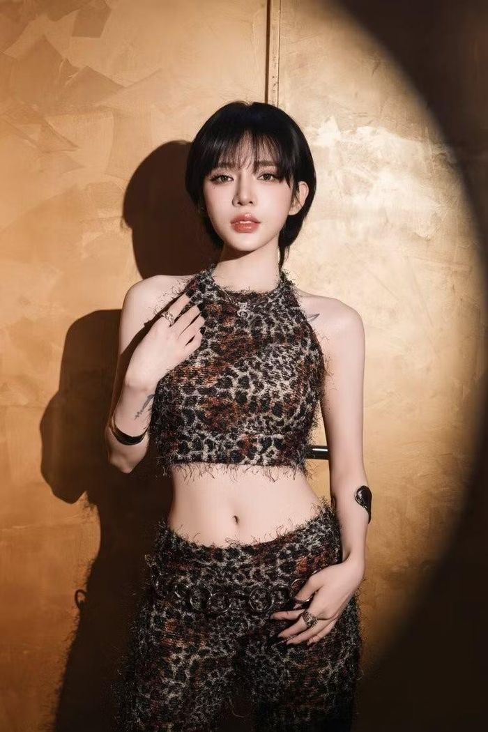 Không chỉ gây thương nhớ bởi những ca khúc quen thuộc, LyLy còn ngày càng ghi điểm nhờ nhan sắc ngọt ngào và gu ăn mặc tinh tế. Chiều cao 1m53 không trở thành rào cản khi nữ ca sĩ biết tận dụng vòng eo nhỏ cùng tỷ lệ cơ thể cân đối để tạo nên những màn lên đồ hút mắt. Ảnh: FB Nguyễn Hoàng Ly