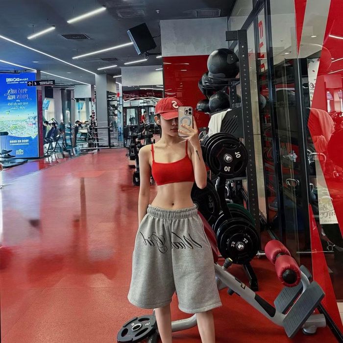 Công thức crop top và quần cạp cao cũng được LyLy biến hóa linh hoạt với nhiều kiểu dáng, chất liệu khác nhau. Cách phối đồ này vừa tôn vòng eo nhỏ gọn, vừa giúp đường cong cơ thể được thể hiện một cách tinh tế. Ảnh: FB Nguyễn Hoàng Ly
