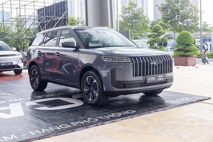Việc gần 1.000 chiếc J5 được bàn giao trong tháng 9 mang thêm ý nghĩa khi mẫu xe này gắn với chiến lược đầu tư dài hạn của Omoda & Jaecoo tại Việt Nam.
