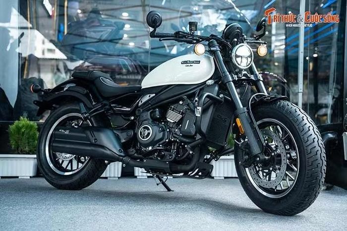 Trong nhóm cruiser cỡ trung, 450CL-C AMT được đặt cạnh Honda Rebel 500 và Kawasaki Eliminator 500. Điểm tạo khác biệt của mẫu xe nằm ở cách vận hành: người mua có thêm lựa chọn môtô tự chuyển số trong tầm giá 167 triệu đồng.