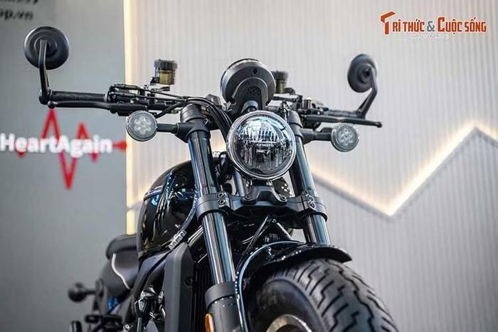 hế độ DS giữ vòng tua cao hơn, hướng đến phản hồi nhanh khi người lái tăng ga. Với chế độ M, người lái chủ động tăng hoặc giảm số bằng nút trên tay lái. Cách bố trí này giữ khả năng lựa chọn cấp số theo tình huống, đồng thời giảm các thao tác cơ học so với mô tô côn tay thông thường.