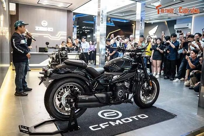 Đây là điểm khác biệt đáng chú ý với người thích mô tô nhưng còn ngại phối hợp tay côn, chân số và tay ga, đặc biệt khi di chuyển trong điều kiện giao thông đông đúc. Hộp số AMT trên 450CL-C có sáu cấp và ba chế độ vận hành. Ở chế độ D, xe tự động lựa chọn cấp số, ưu tiên cách vận hành êm ái.