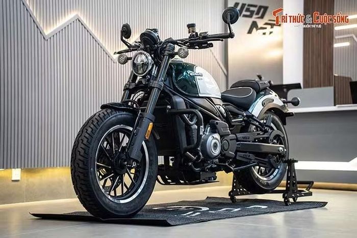 Mới đây, mẫu xe CFMoto 450CL-C phiên bản AMT đã có mặt tại Việt Nam với giá niêm yết 167 triệu đồng. Điểm khác biệt của phiên bản này nằm ở hộp số AMT sáu cấp, tự động hóa thao tác ly hợp và chuyển số, giúp người lái không cần bóp côn hay dùng chân sang số như trên mô tô truyền thống.