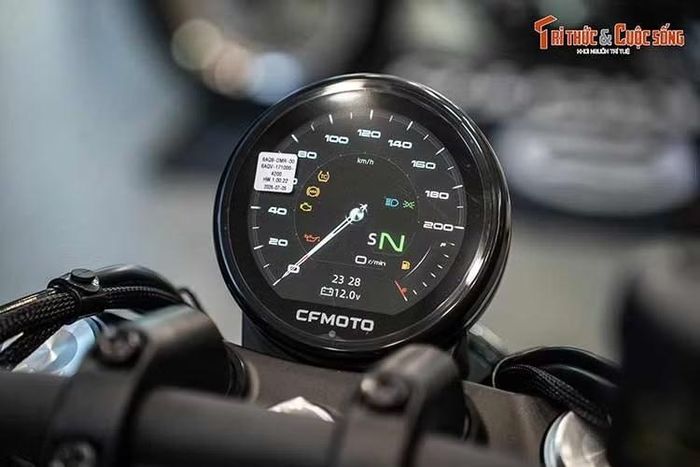 Dù cách điều khiển được đơn giản hóa, AMT vẫn thực hiện quá trình chuyển đổi giữa các cấp số. Vì vậy, cảm giác vận hành không hoàn toàn giống xe tay ga dùng hộp số vô cấp. Độ liền mạch khi tăng tốc và phản ứng lúc chạy chậm là những yếu tố người mua nên kiểm tra khi lái thử.