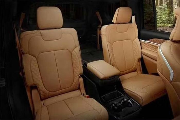 Do các nâng cấp phục vụ di chuyển địa hình, hiệu suất tiêu thụ nhiên liệu của phiên bản Trailhawk giảm trên mọi điều kiện so với bản tiêu chuẩn. Mức tiêu thụ tương ứng đạt 7,13l/100km trong đô thị, 8,11l/100km trên cao tốc và 7,59l/100km ở điều kiện hỗn hợp.