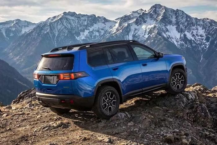 Ngoài ra, mẫu xe SUV Jeep Cherokee Trailhawk 2027 còn móc kéo màu đỏ phía trước và sau, cùng decal chống chói trên nắp capo. Xe cũng được trang bị hệ thống đèn chiếu sáng LED, đèn sương mù và cửa cốp chỉnh điện.