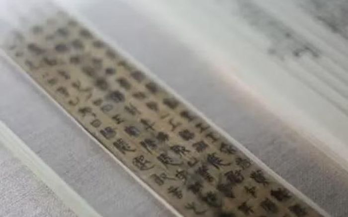 Nội dung các thẻ tre rất đa dạng, liên quan đến hộ tịch, thuế khóa, vận chuyển, bưu dịch, pháp luật, quân sự, y tế, sản vật, lao động và nhiều hoạt động quản lý khác. Ảnh: @Sohu.