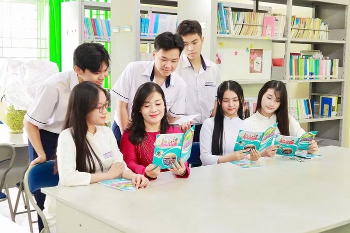 Học sinh Trường THPT Bình Tân (phường Bình Tân) tìm hiểu tại thư viện của trường.
