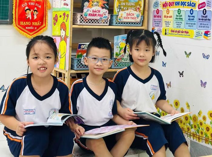 Học sinh Trường Tiểu học Trần Thị Bưởi (phường Phước Long) đọc sách tại "Thư viện xanh" của lớp.