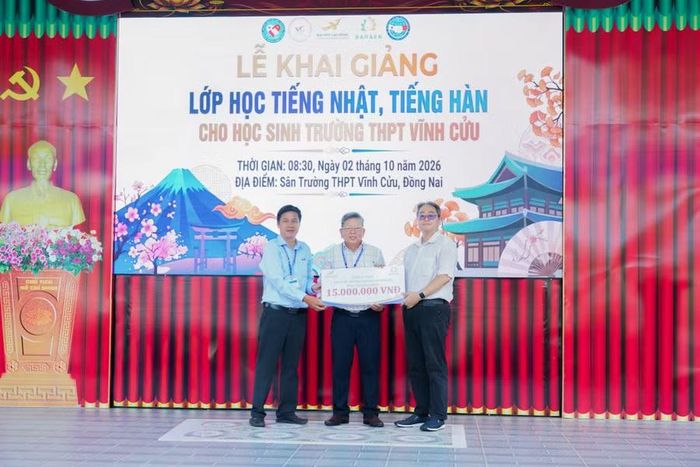 Đại diện trường THPT Vĩnh Cửu nhận tài trợ khóa học.