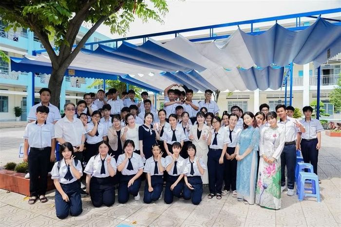 Giáo viên cùng học sinh tham gia chương trình học.