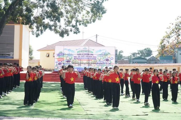 Màn đồng diễn của học sinh Trường THCS Đặng Chánh Kỷ (xã Vạn An, Nghệ An) tại lễ phát động.