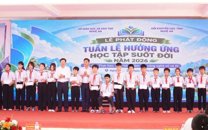 Ông Nguyễn Xuân Thủy - Phó Vụ trưởng Vụ Giáo dục thường xuyên, Bộ GD&ĐT dự lễ phát động và trao quà khuyến học cho học sinh xã Vạn An, Nghệ An.