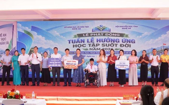 Đại diện các trung tâm ngoại ngữ, tin học trên địa bàn tỉnh Nghệ An trao quà và học bổng cho học sinh và các trường học trên địa bàn xã Vạn An. Ảnh: Hồ Lài