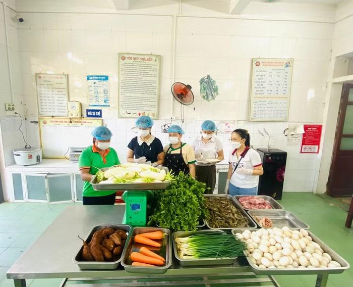 Phụ huynh cùng giám sát khâu tiếp nhận thực phẩm đầu vào tại bếp ăn Trường Mầm non Hải Hưng B (xã Hải Hưng, Ninh Bình).